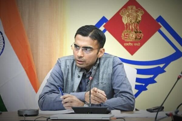 पल्टन बाजार से धामावाला तक पूर्व अधिष्ठापित स्ट्रीट लाईट के पोलों तथा अन्य विभागीय पोलो पर स्थापित होगें सीसीटीवी कैमरै, डीएम सविन बंसल ने किये आदेश जारी