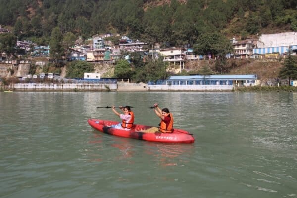 पर्यटन विभाग ने जोशियाड़ा झील में जलक्रीड़ा उत्सव का किया आयोजन, युवाओं ने कयाकिंग व राफ्टिंग के कौशल का किया प्रदर्शन