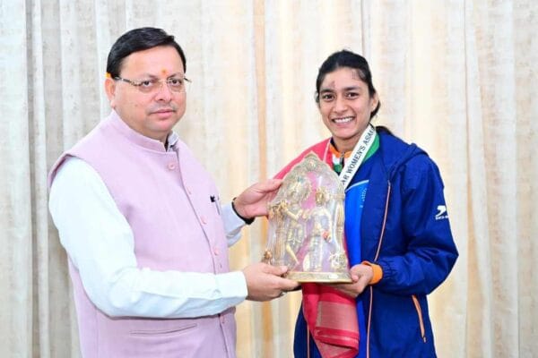 सीएम धामी से मिली एशियाई चैंपियंस ट्रॉफी की विजेता खिलाड़ी, CM धामी ने उज्जवल भविष्य की दी शुभकामनाएं