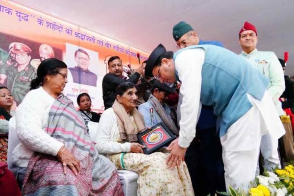 विजय दिवस समारोह में सीएम धामी ने दी शहीदों को श्रद्धांजलि, कहा- बांग्लादेश में हिंदू समुदाय पर हो रहे अत्याचार और हिंसा ने मानवता के मूल्यों पर गहरा आघात किया