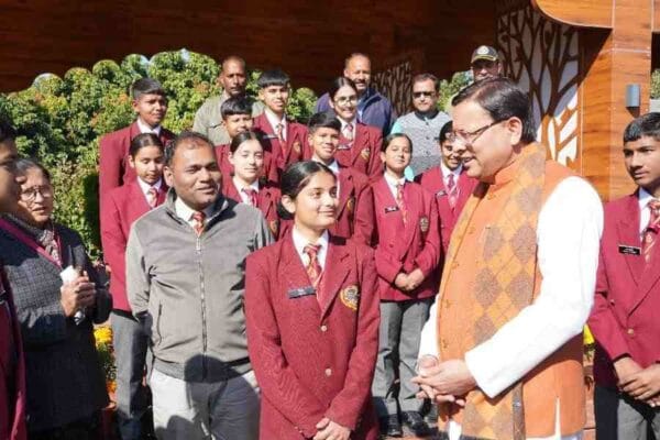 सैनिक स्कूल घोड़ाखाल से शैक्षिक भ्रमण के लिए आये विद्यार्थियों ने मुख्यमंत्री से की भेंट