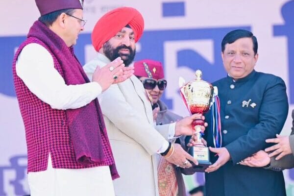 गणतंत्र दिवस पर परेड ग्राउंड में आयोजित राज्य स्तरीय मुख्य कार्यक्रम में 38वें राष्ट्रीय खेल पर आधारित सूचना विभाग की झांकी को मिला प्रथम स्थान