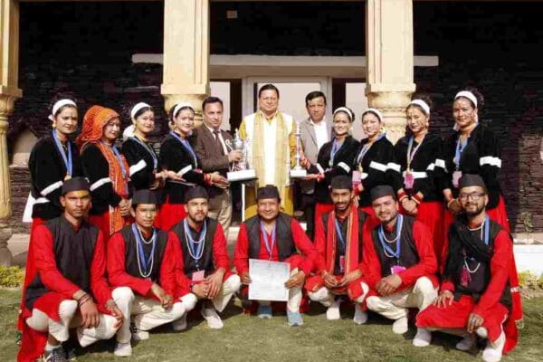 सीएम से उत्तराखण्ड की “सांस्कृतिक विरासत एवं साहसिक खेल” झांकी के कलाकारों ने की भेंट, झांकी के सभी कलाकारों को मिलेंगे 50-50 हजार
