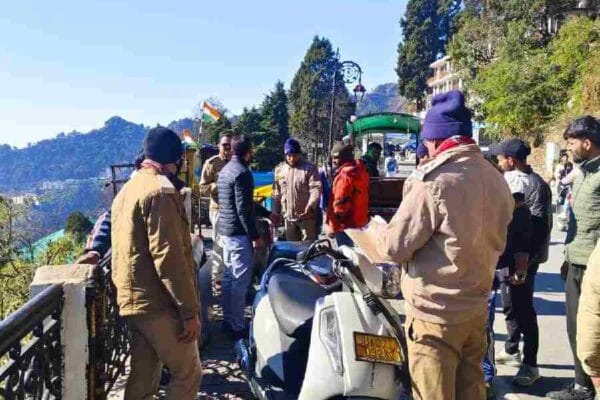 नियमो का उल्लंघन करने वालों पर चला दून पुलिस का डंडा, मसूरी क्षेत्र में माल रोड पर अस्थाई अतिक्रमण कर फड़- ठेली लगाने वालो के विरुद्ध पुलिस ने की कार्यवाही