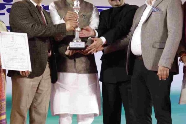 गणतंत्र दिवस परेड 2025 में उत्तराखण्ड की झांकी को मिला तीसरा स्थान, नई दिल्ली स्थित राष्ट्रीय रंगशाला शिविर में केंद्रीय रक्षा राज्यमंत्री संजय सेठ ने पुरस्कार किया प्रदान