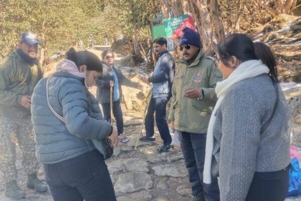 पुलिस ने चोपता-तुंगनाथ ट्रैक पर शराब ले जाने वाले पर्यटकों के खिलाफ की कार्रवाई