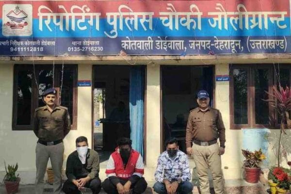 सार्वजनिक स्थान पर दबंगई दिखाने वालों को दून पुलिस लायी घुटनो पर, सभी अभियुक्तों को हिरासत में लेकर उनके विरुद्ध की वैधानिक कार्यवाही