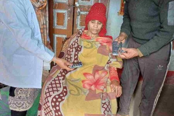 मुख्यमंत्री ने ली सारकोट की माहेश्वरी के उपचार की जानकारी