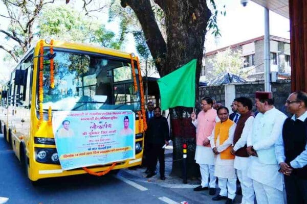 क्लस्टर स्कूलों में स्कूल बस की मिलेगी सुविधा, सीएम धामी ने कई बसों को किया रवाना