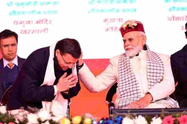 हाथ मिलाकर, पीठ थपथपाकर सीएम को शाबाशी, शानदार बॉन्डिंग, छोटे भाई ऊर्जावान मुख्यमंत्री जैसे शब्दों का प्रयोग