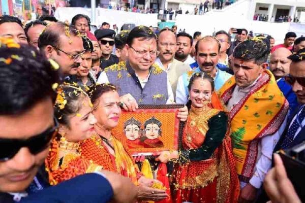 मुख्यमंत्री धामी ने सरकार के तीन वर्ष पूर्ण होने के अवसर पर हेमवती नंदन बहुगुणा स्टेडियम अल्मोड़ा में आयोजित चिकित्सा एवं बहुउद्देशीय शिविर में किया प्रतिभाग