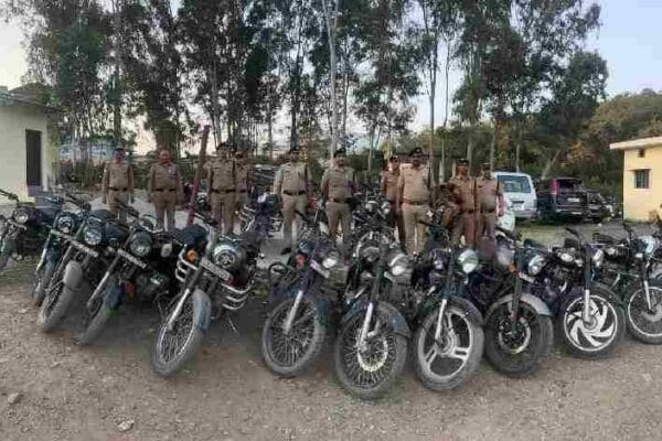 मॉडिफाईड साइलेंसर लगी 27 रॉयल इनफील्ड बुलेट मोटरसाइकिल को दून पुलिस ने किया सीज