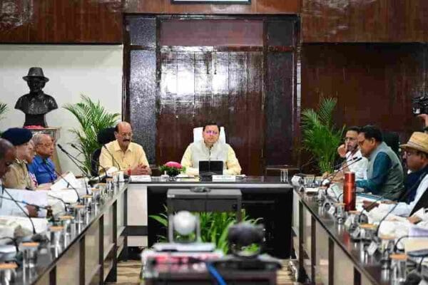 मुख्यमंत्री ने वन विभाग के अधिकारियों को वनों के संरक्षण के साथ ही वन संपदाओं को लोगों की आजीविका से जोड़ने की दिशा में विशेष प्रयास करने के दिए निर्देश